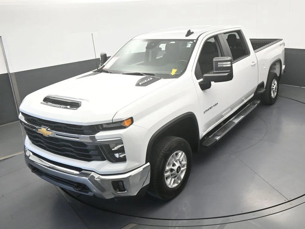 Used 2025 Summit White Chevrolet LT image 51