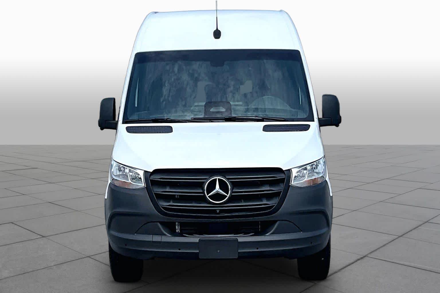 Used 2025 Arctic White Mercedes-Benz  image 4