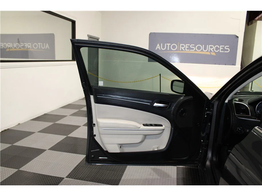 Used 2019 Granite Crystal Metallic Clearcoat Chrysler Touring image 11