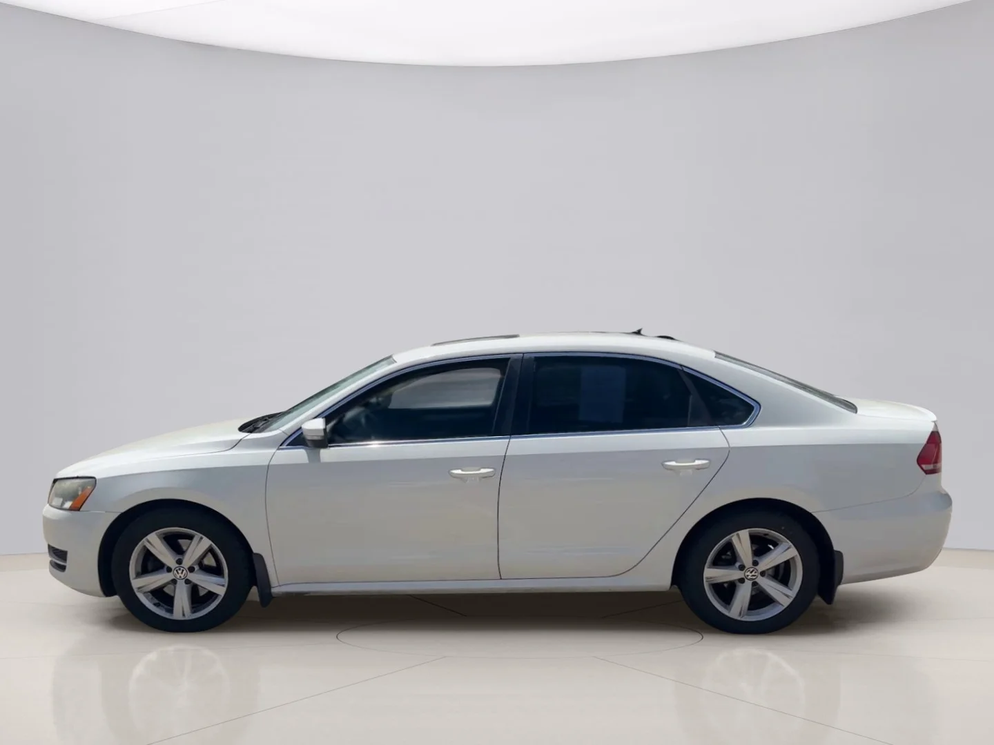 Used 2013 White Volkswagen 2.5 SE MT image 2