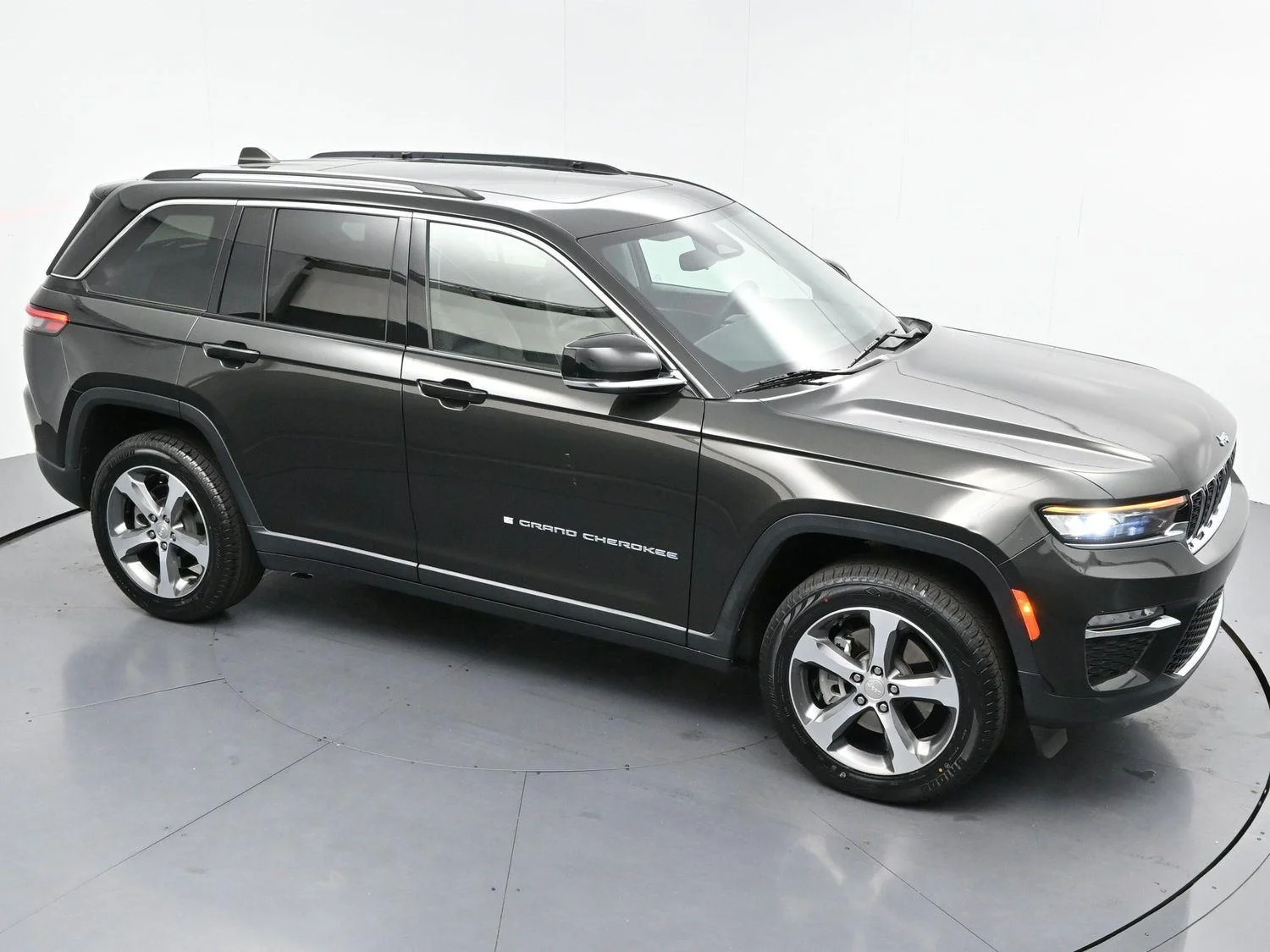Used 2023 Rocky Mountain Pearlcoat Jeep 4xe image 40