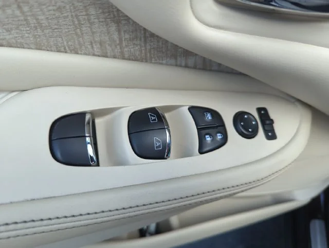 Used 2019 Brown Nissan SL image 33