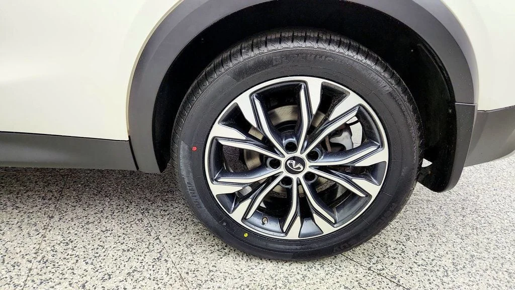 Used 2018 Majestic White INFINITI 2018.5 ESSENTIAL AWD image 9