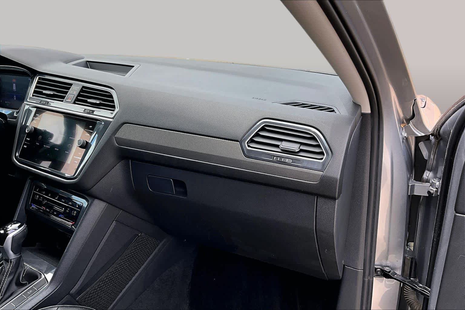 Used 2022 Pyrite Silver Metallic Volkswagen SE image 17