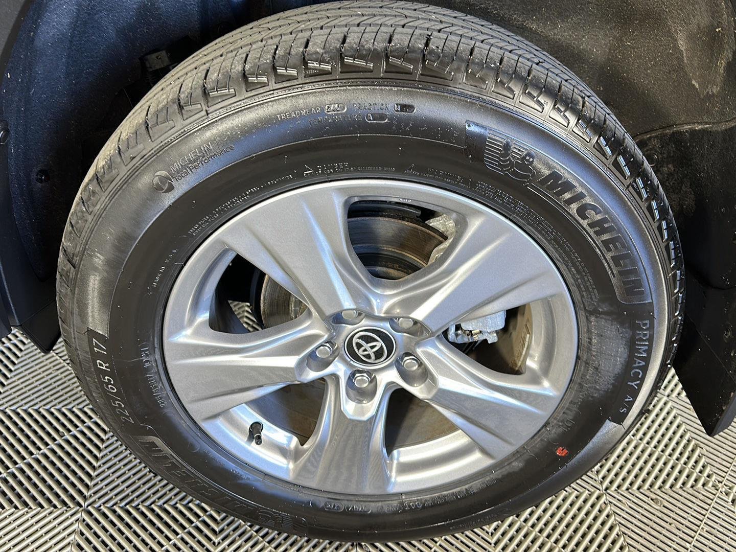 Used 2025 Ruby Flare Pearl Toyota XLE image 9