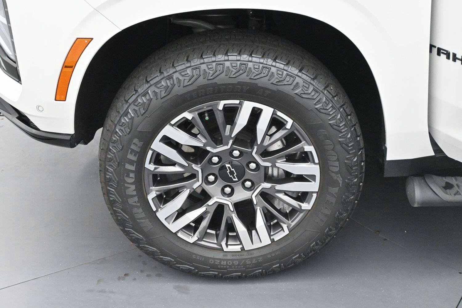 Used 2025 Iridescent Pearl Tricoat Chevrolet Z71 image 32