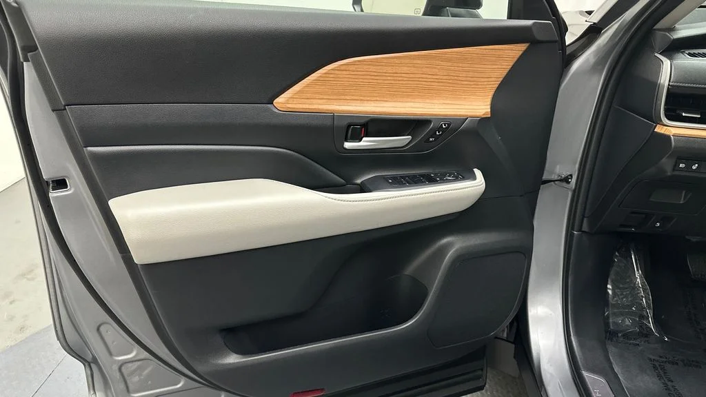 Certified Used 2025  Toyota Limited image 17