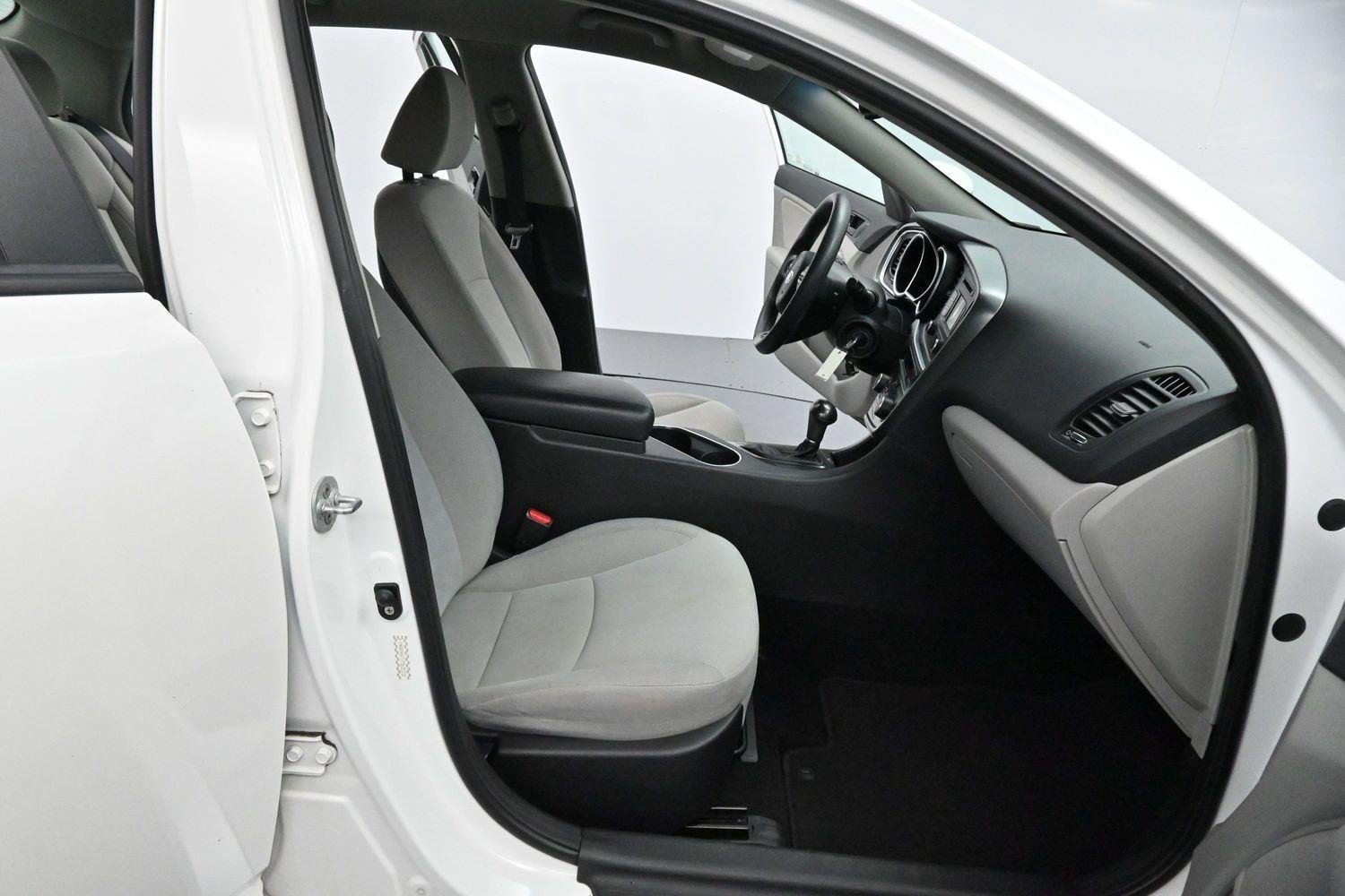 Used 2015 Snow White Pearl Kia LX image 29
