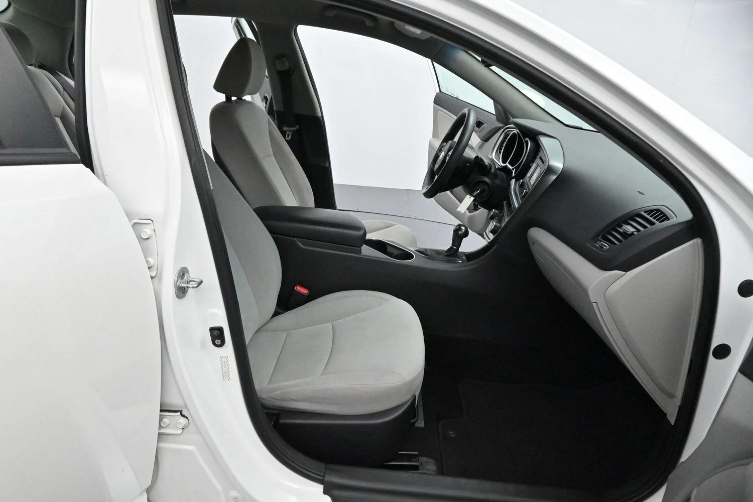 Used 2015 Snow White Pearl Kia LX image 29