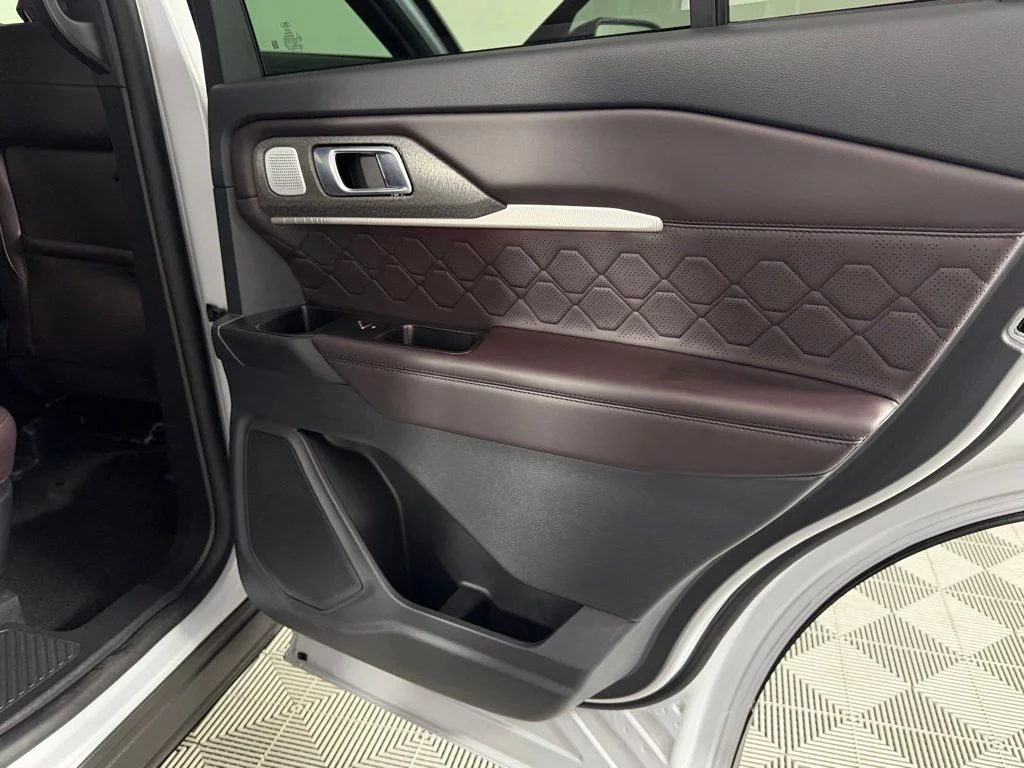 Used 2025 White Ford Platinum image 31