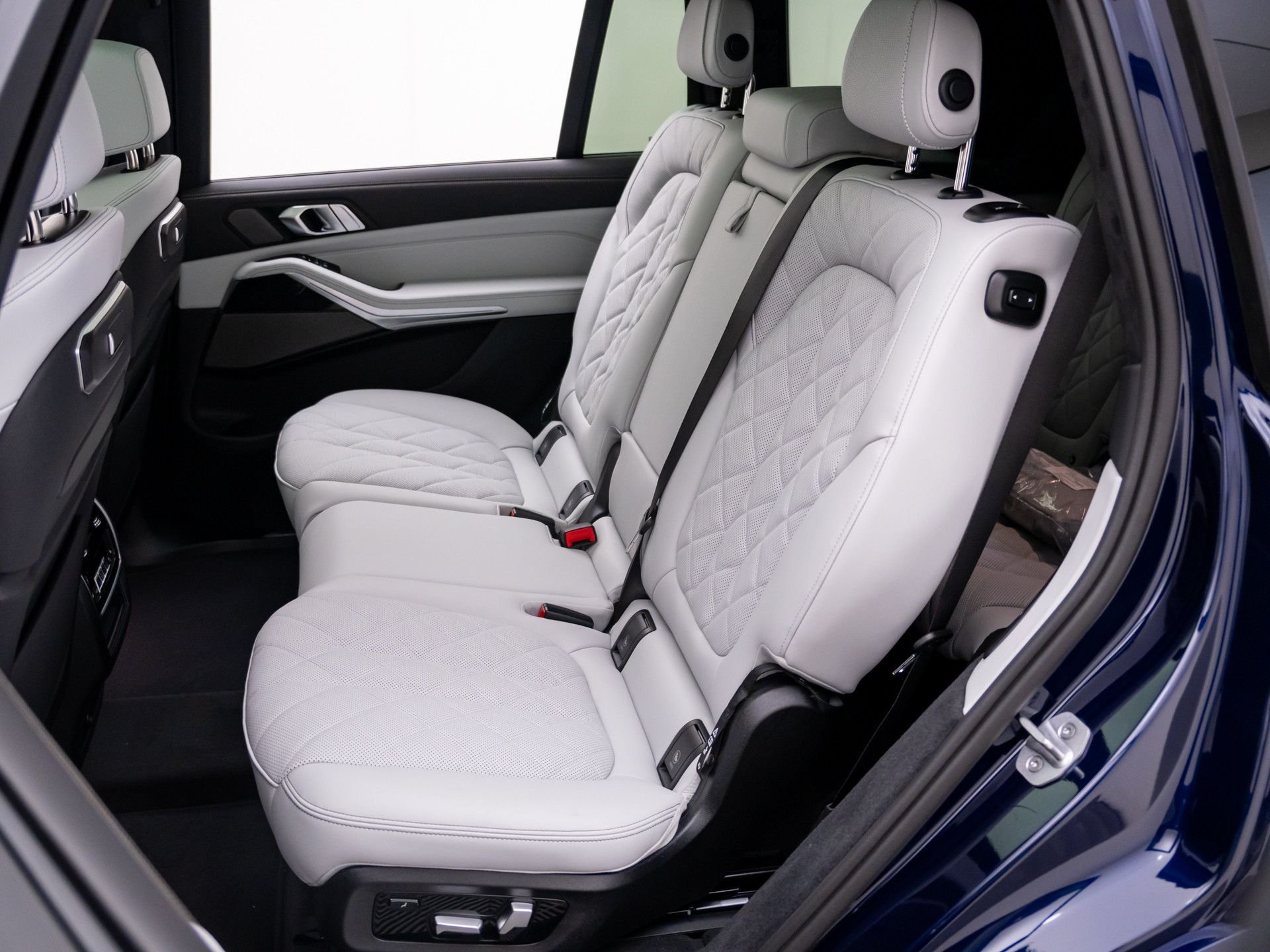 New 2027 Tanzanite Blue II Metallic BMW xDrive40i image 18