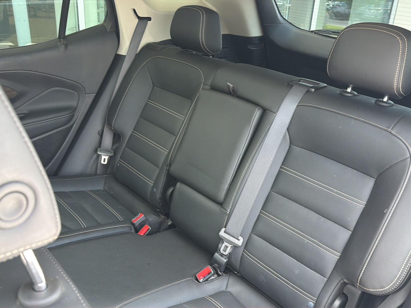 Used 2024 White Frost Tricoat GMC Denali image 33