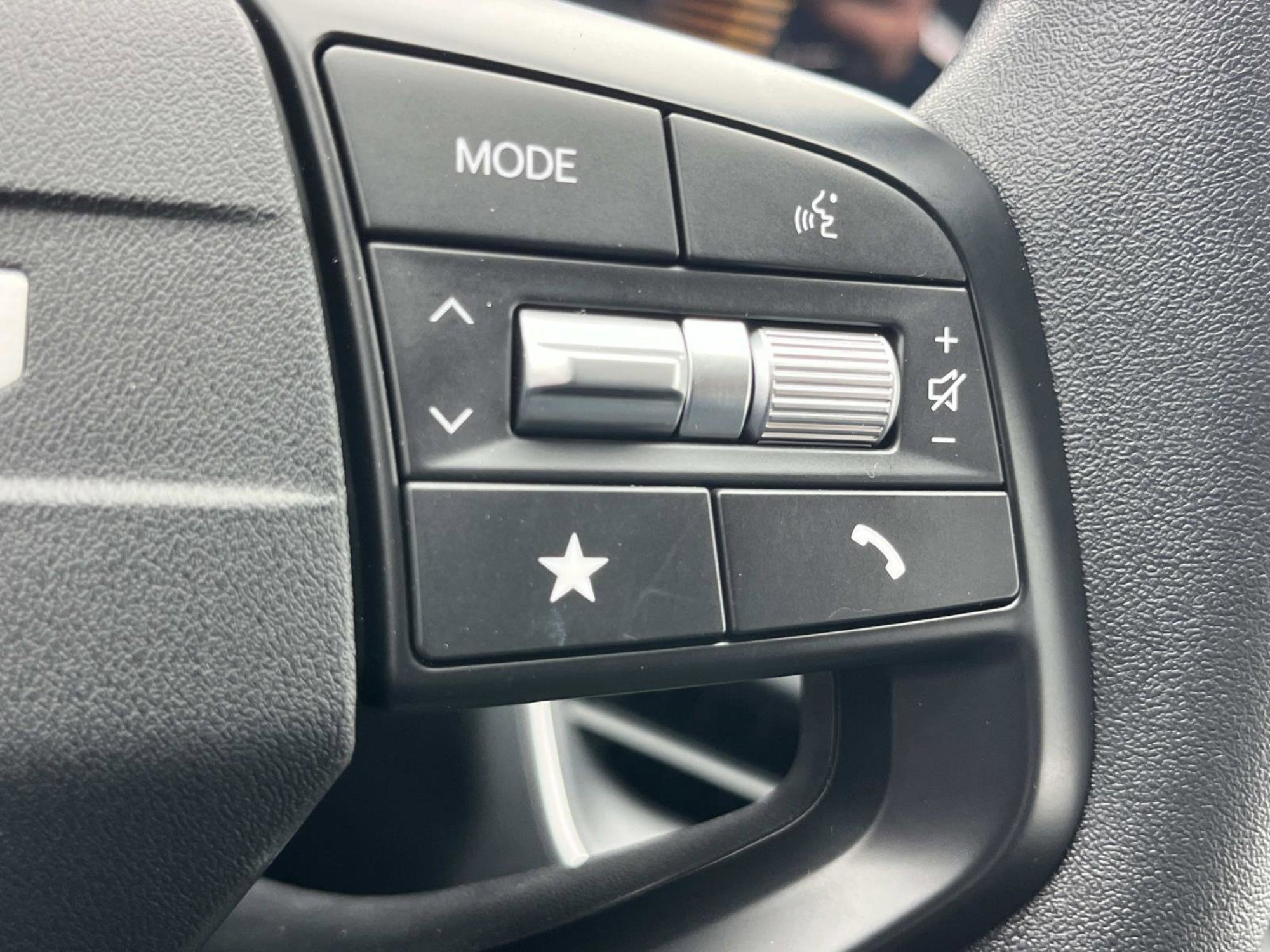 New 2025 Snow White Pearl Kia LXS image 25