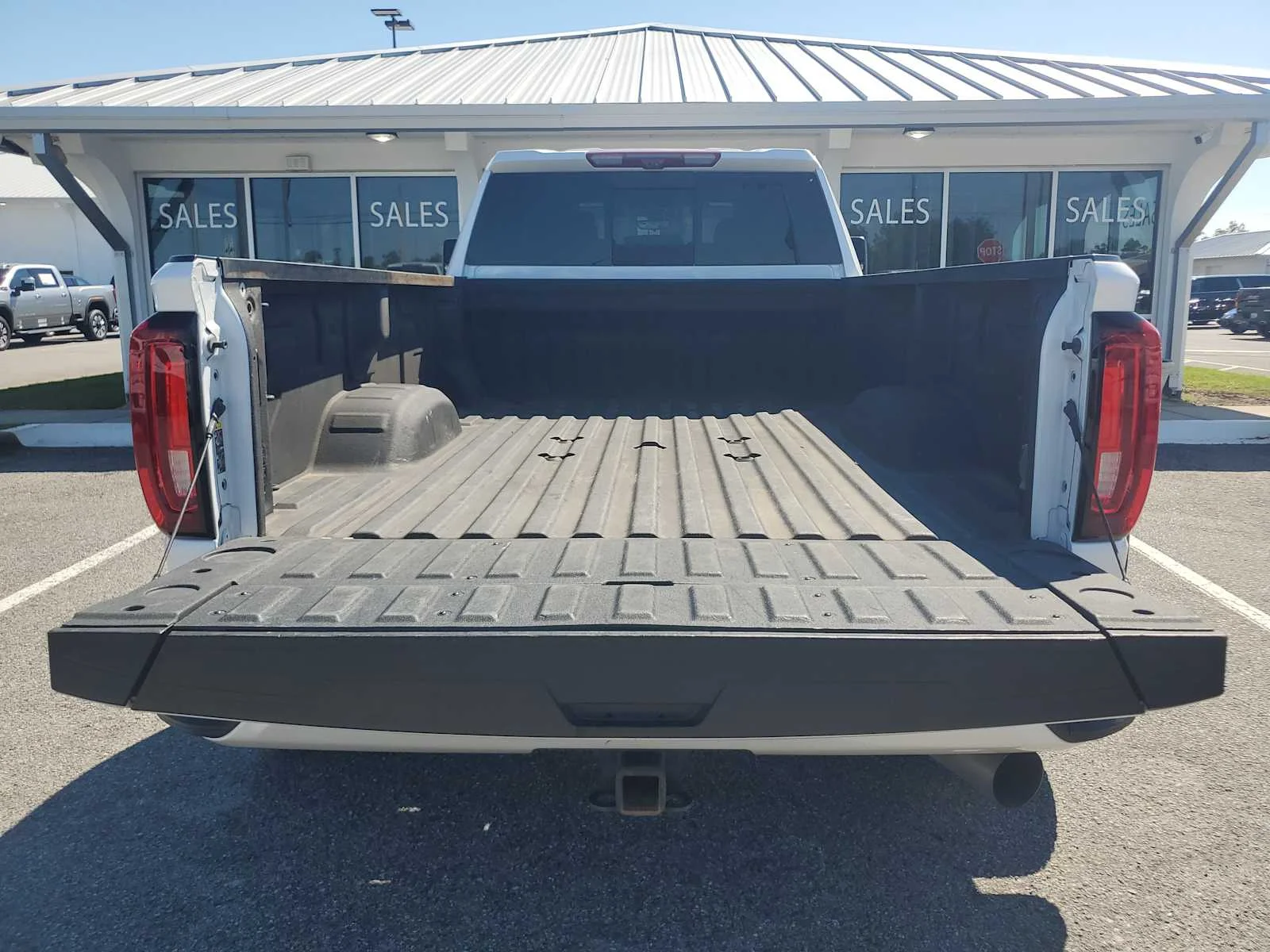 Used 2022 WHITE FROST TRICOAT GMC Denali image 6
