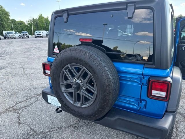 Used 2024  Jeep Sport S image 19