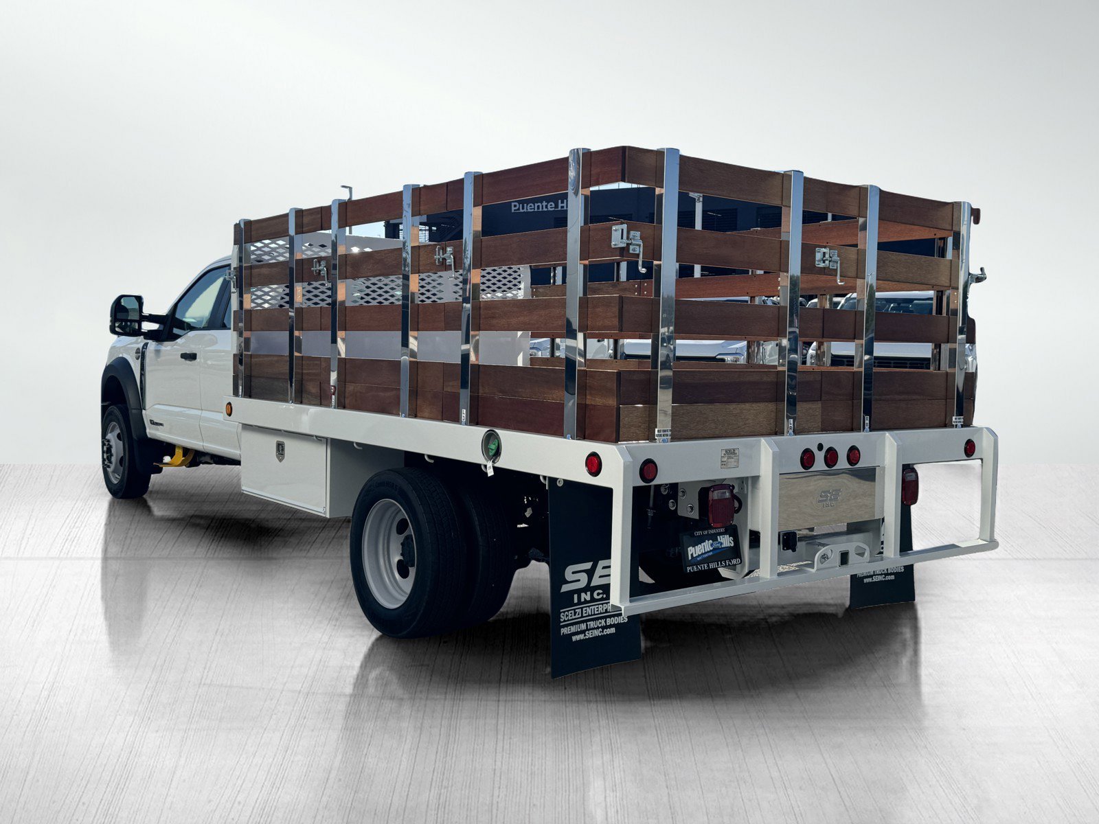 New 2024 Oxford White Ford F-550® XL image 3
