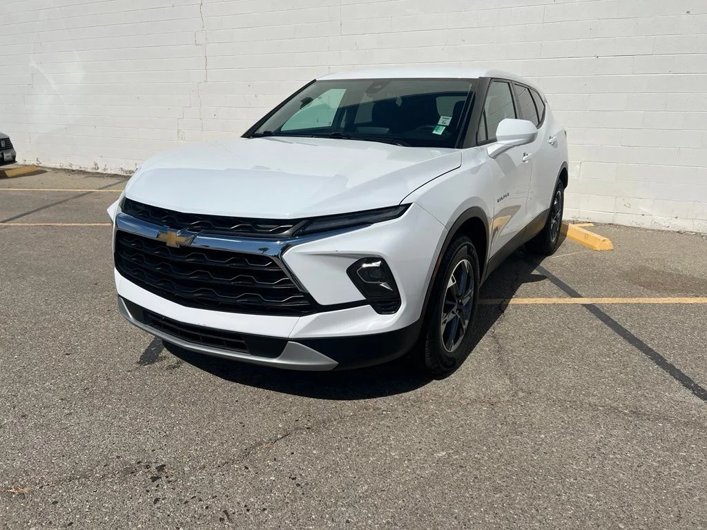 Used 2025 Summit White Chevrolet LT image 1