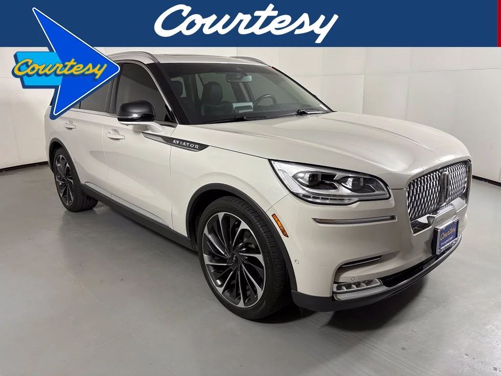 Used 2022 White Lincoln Reserve image 1