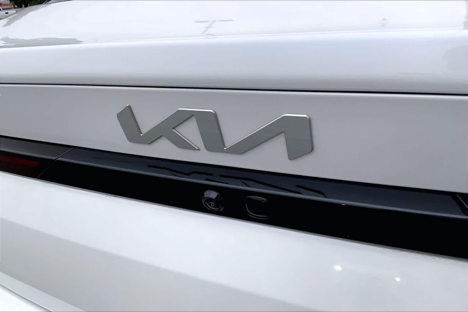 Used 2025 Snow White Pearl Kia LXS image 10