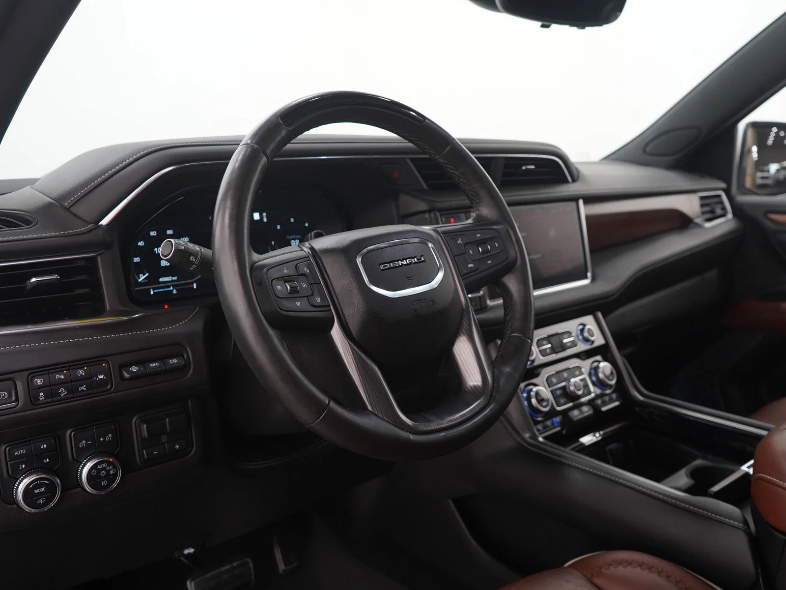 Used 2023 White Frost Tricoat GMC Denali Ultimate image 26