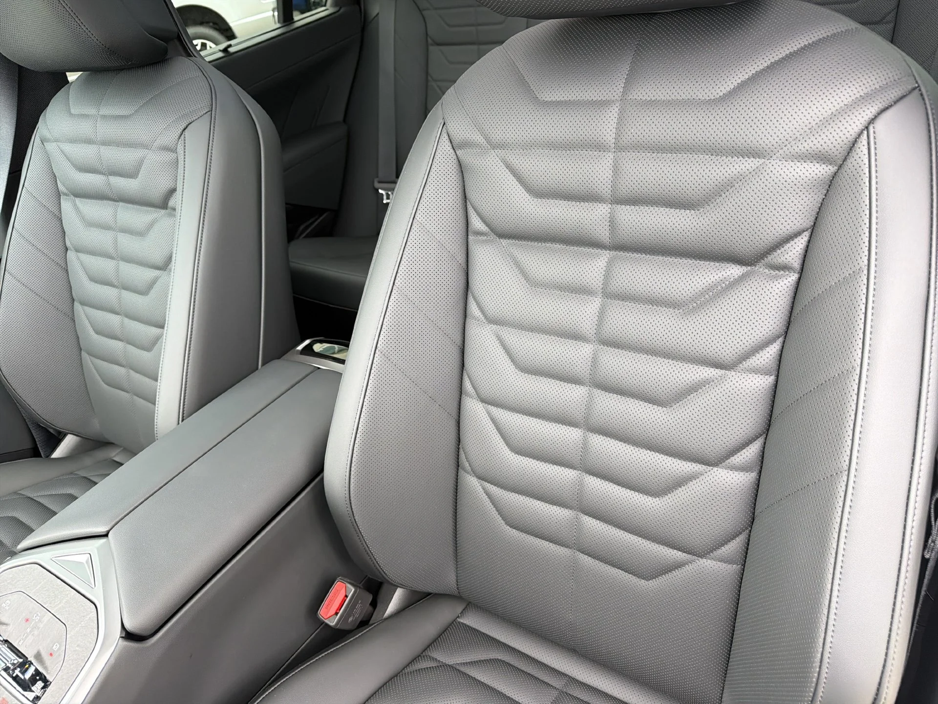 New 2027 Mineral White Metallic BMW  image 24