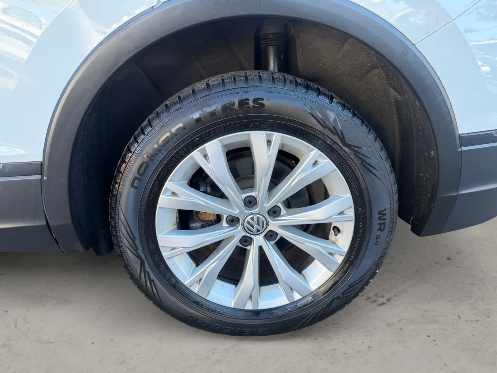 Used 2019 Pure White Volkswagen SE image 12