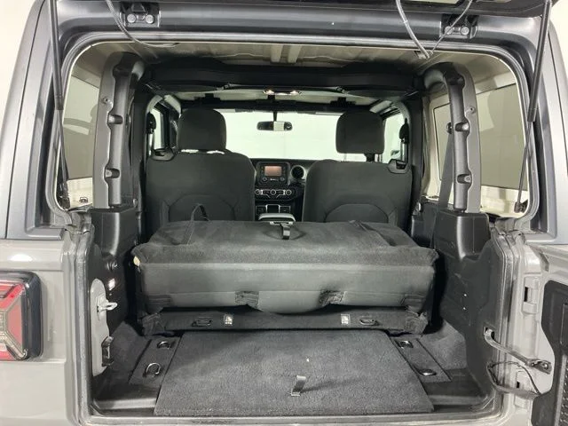 Used 2019  Jeep Sport image 23