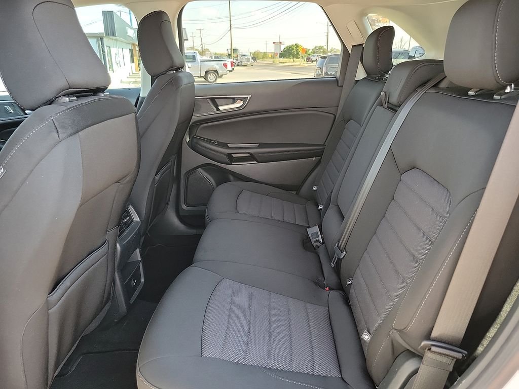 Used 2022 Oxford White Ford SE image 17