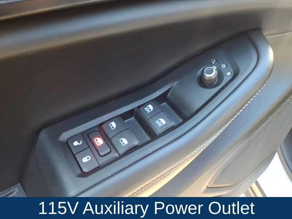 Used 2025 Silver Jeep Altitude image 22