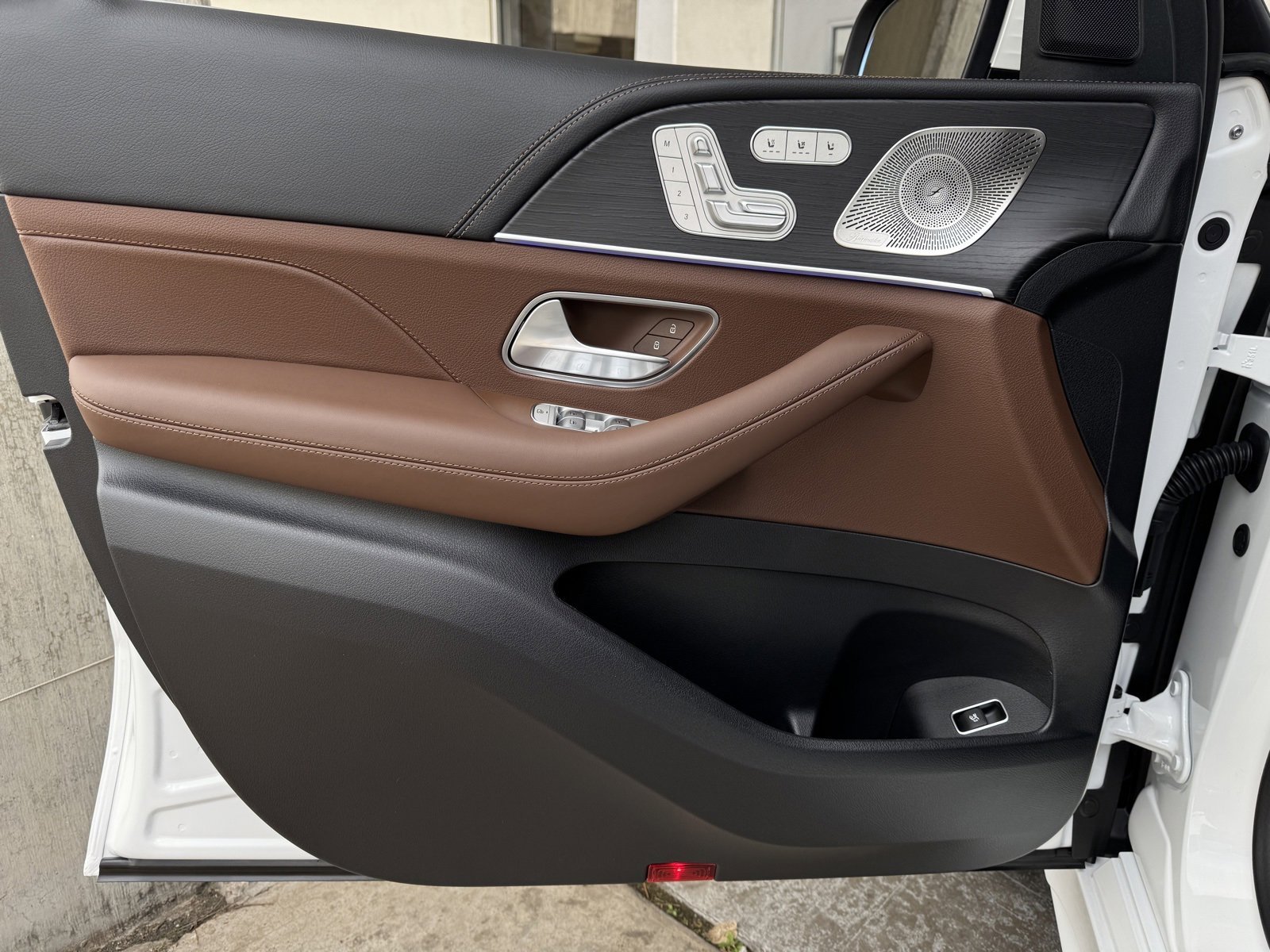 New 2026 MANUFAKTUR Moonlight White Metallic Mercedes-Benz AMG® GLE 53 4MATIC+ Coupe image 42