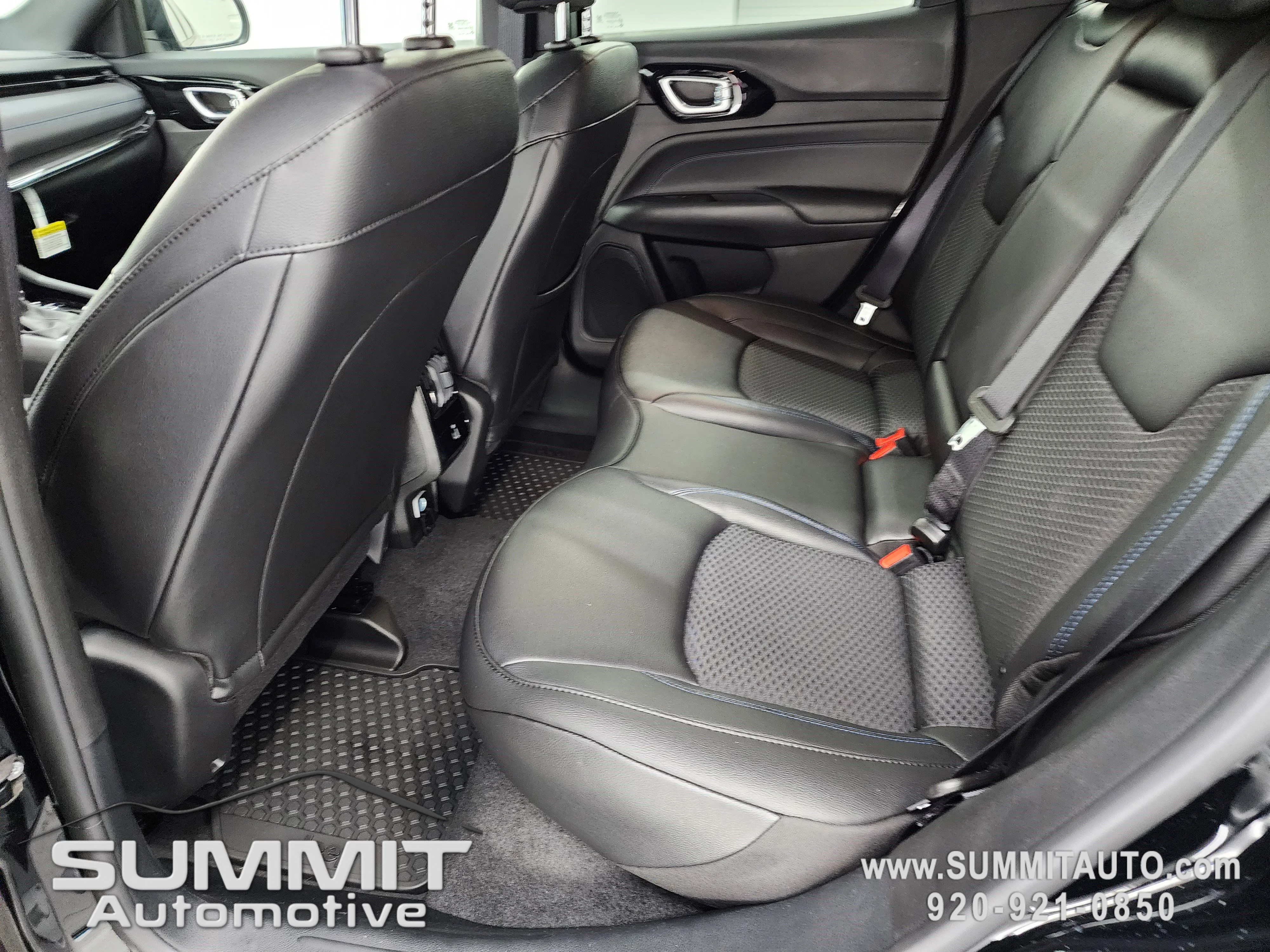 New 2026 Diamond Black Crystal Pearlcoat Jeep Latitude image 8