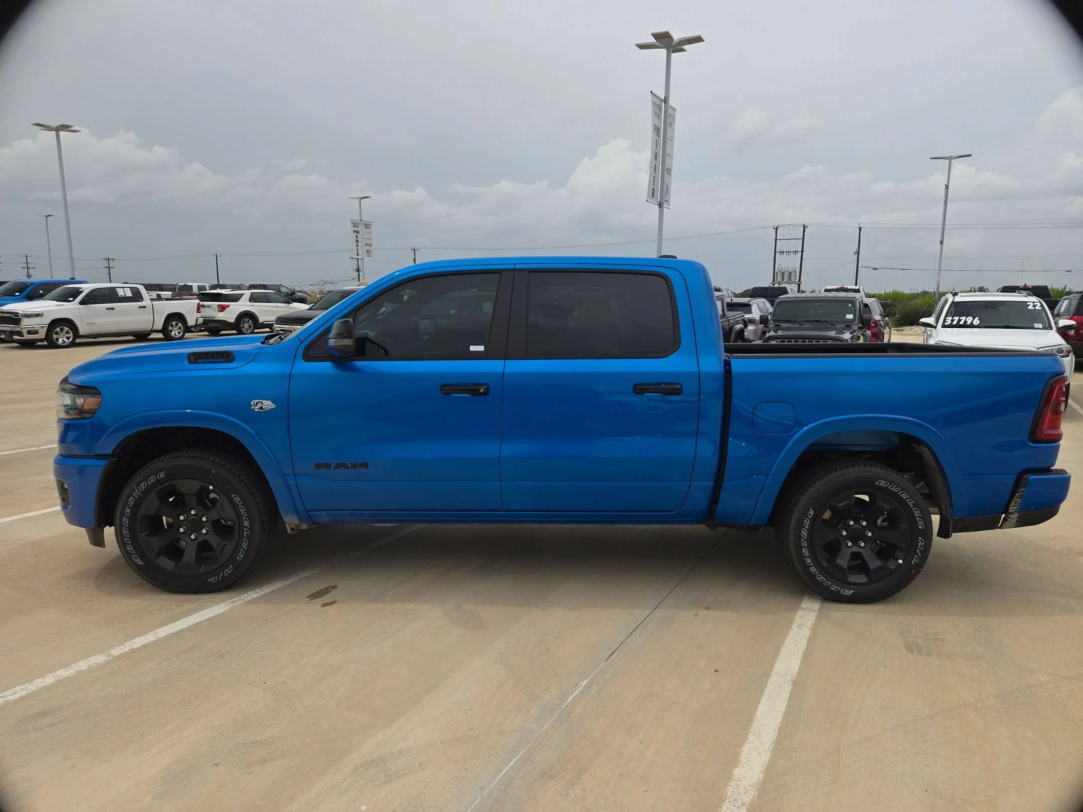 New 2026 Hydro Blue Pearl-Coat Exterior Paint RAM Big Horn/Lone Star image 6
