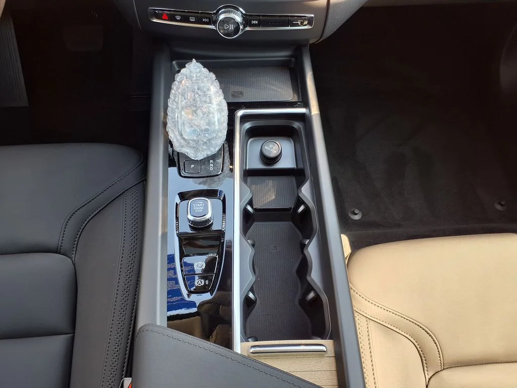 New 2026 Aurora Silver Volvo Plus image 30