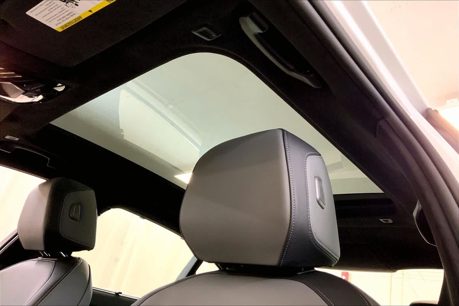 New 2027 Mineral White Metallic BMW 540i xDrive image 18