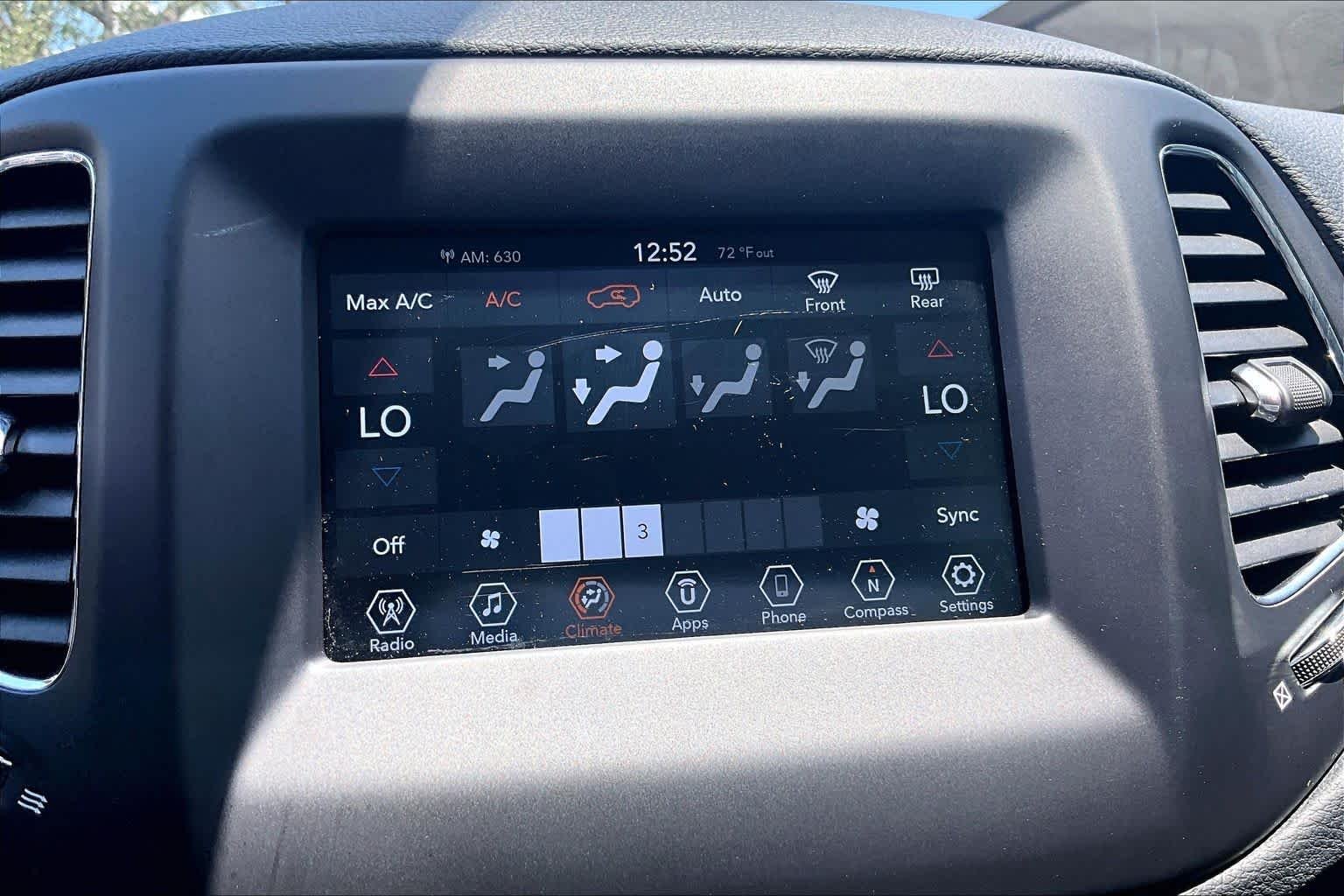 Used 2018 White Clearcoat Jeep Latitude image 37