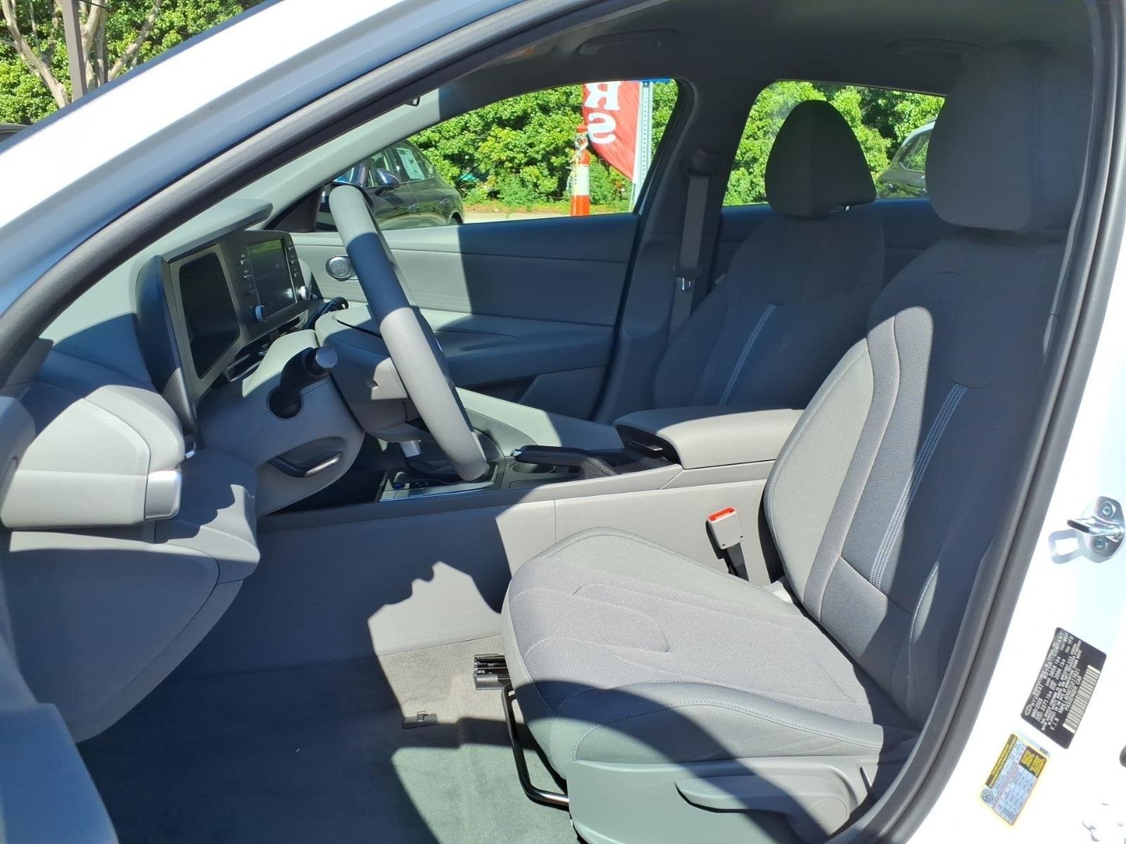 New 2026 WHITE HYUNDAI SE image 13