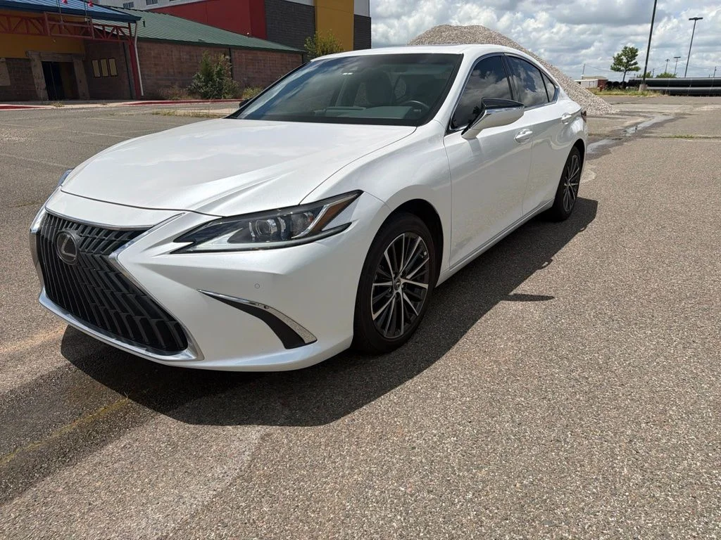 Used 2025 White Lexus 350 image 1