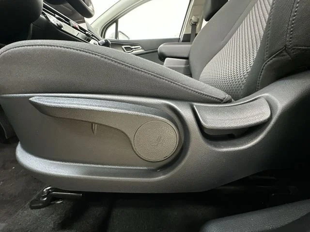 New 2026 Snow White Pearl Kia LX image 15