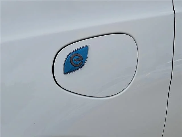 Used 2024 White Chrysler Select Front-Wheel Drive Passenger image 6