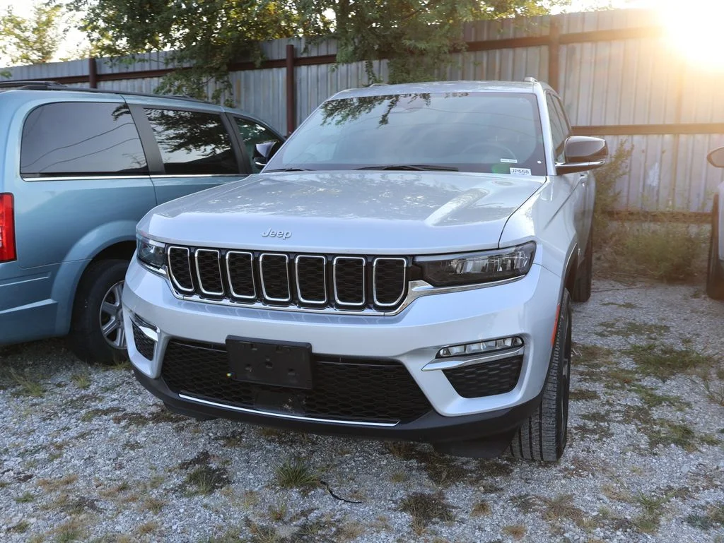 Used 2024 Silver Jeep Limited image 4