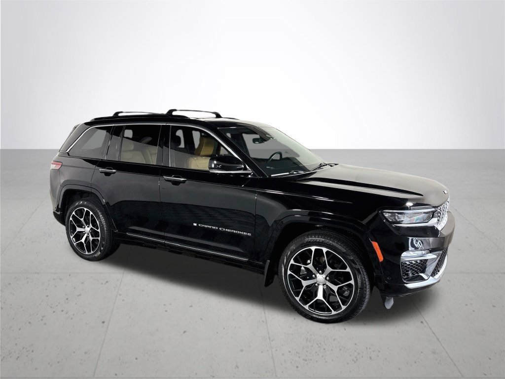 Used 2023 Diamond Black Jeep Summit Reserve image 4