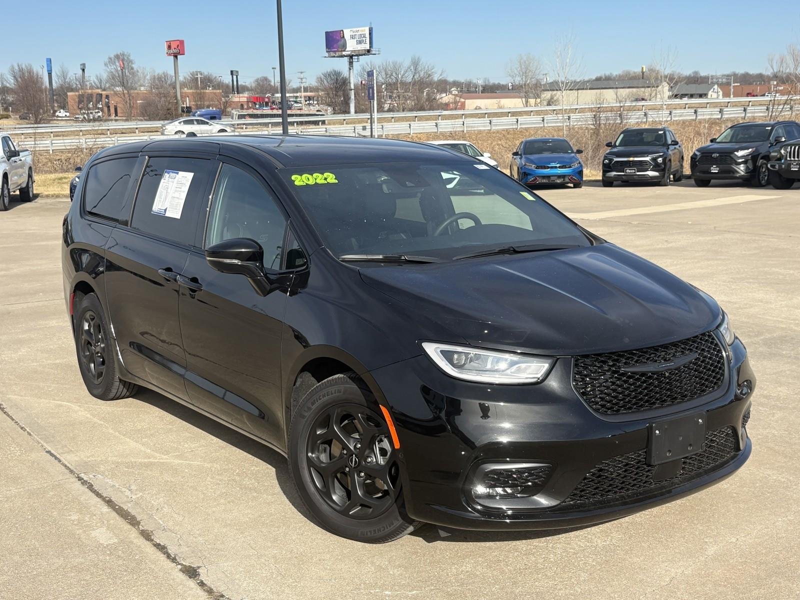 Used 2022 Chrysler Pacifica Hybrid Touring L with VIN 2C4RC1L75NR207638 for sale in Kansas City