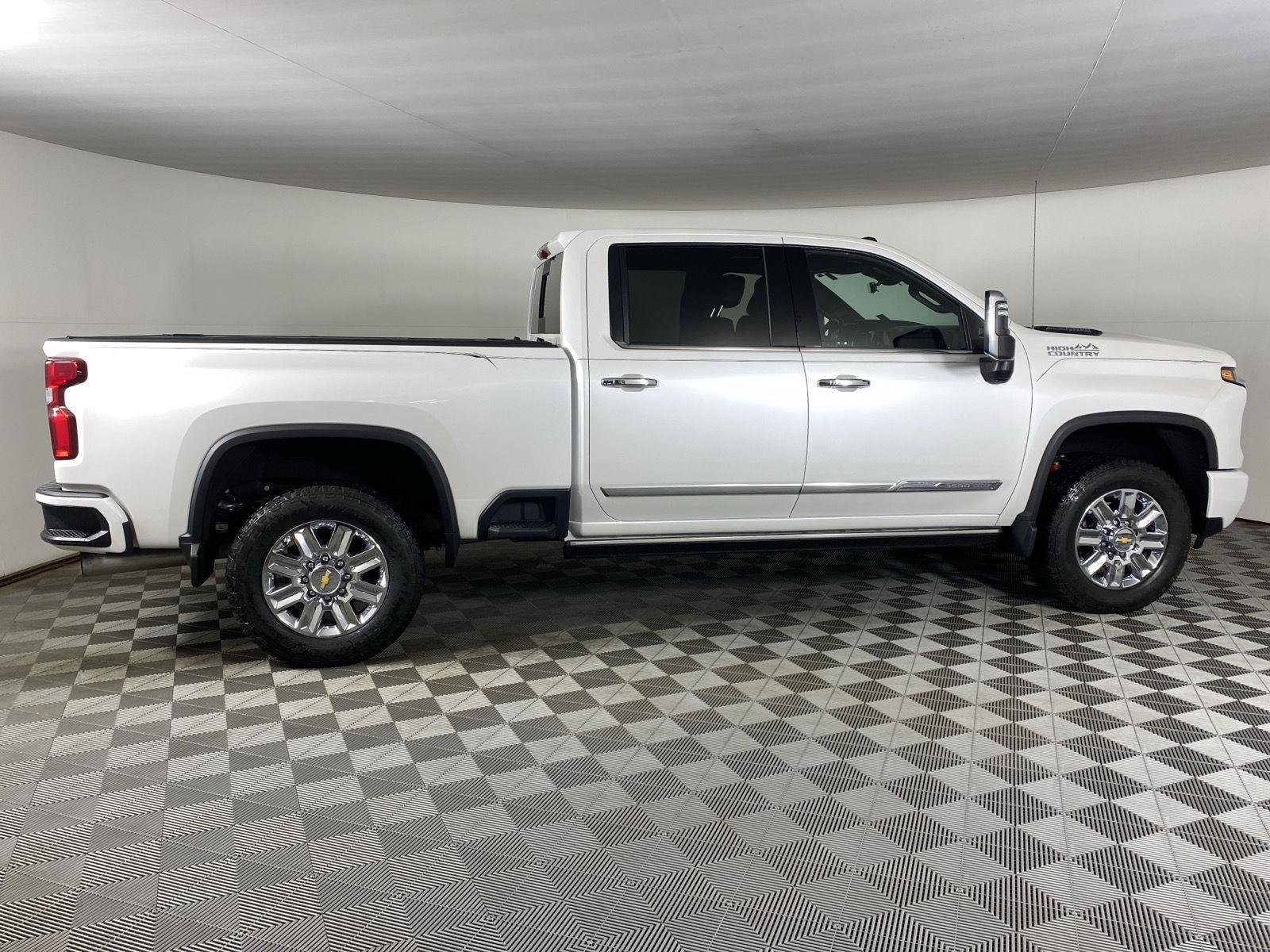 Used 2024 Iridescent Pearl Tricoat Chevrolet High Country image 10