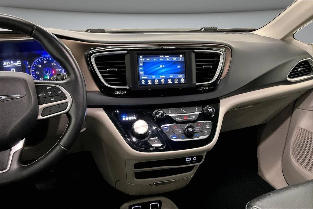 Used 2018 Red Chrysler Touring L image 9