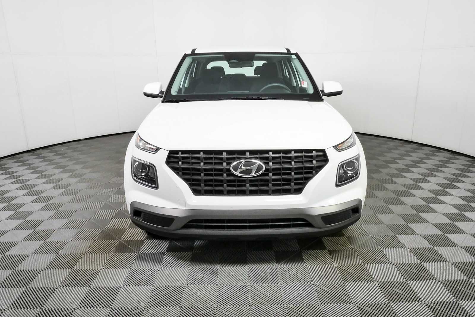 Used 2023 Lunar White Hyundai SE image 31