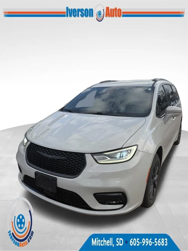 Used 2021 Luxury White Pearlcoat Chrysler Touring L image 3