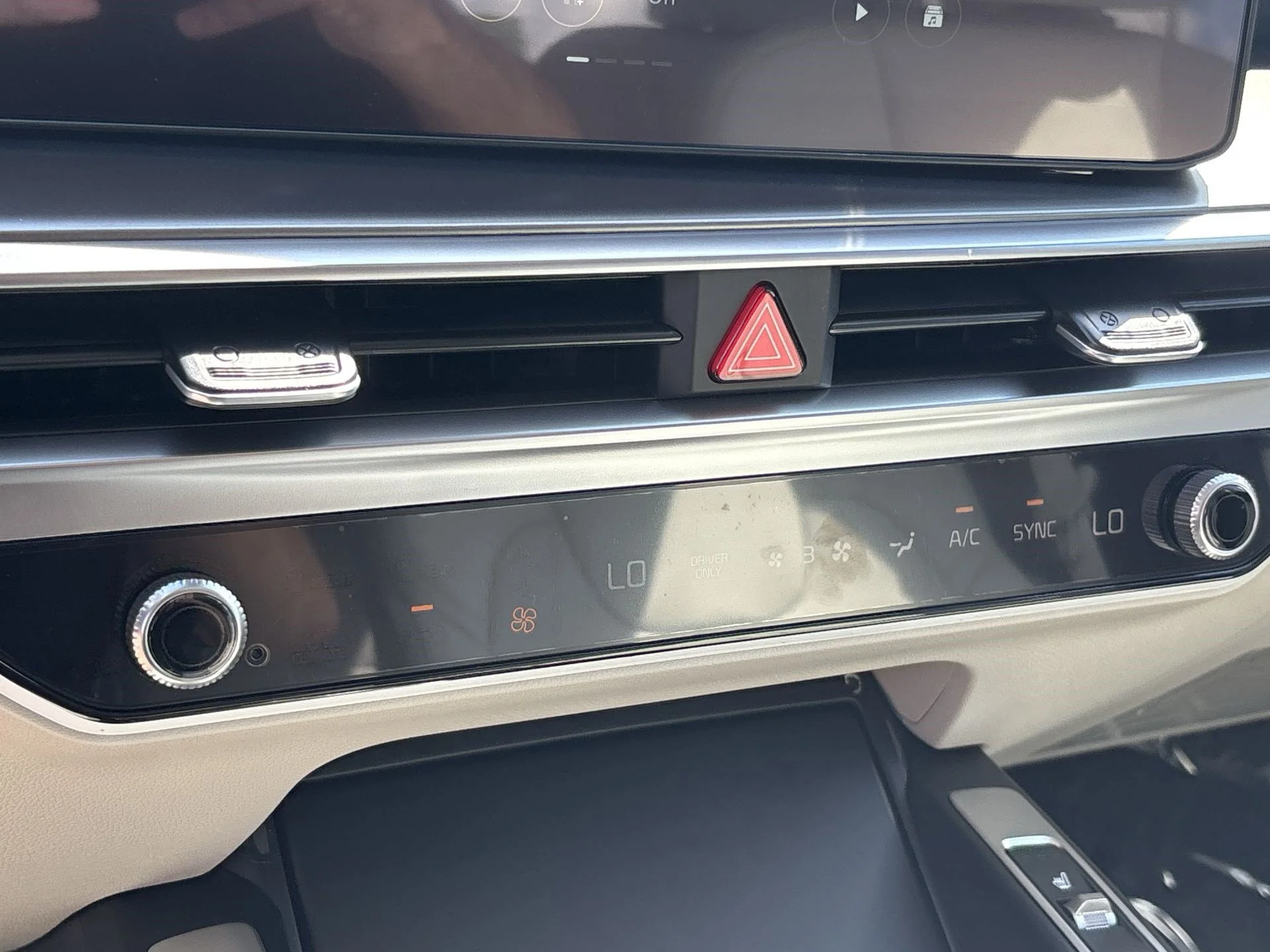 New 2026 Snow White Pearl Kia EX image 18