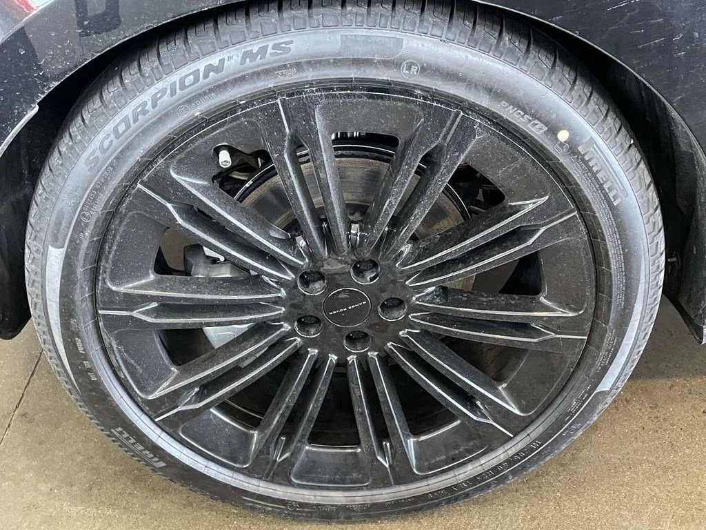 New 2026 Santorini Black Land Rover SE image 10