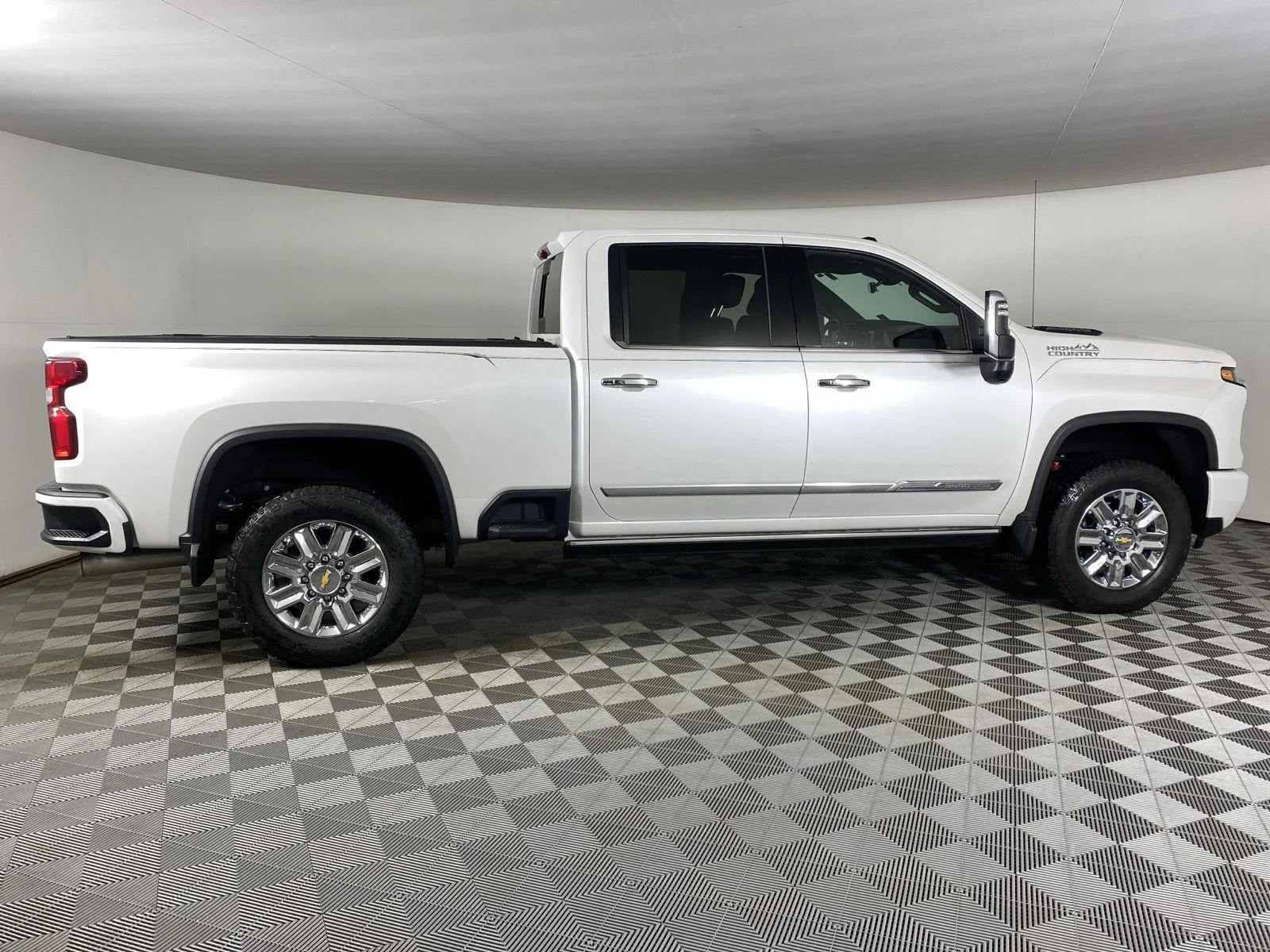 Used 2024 Iridescent Pearl Tricoat Chevrolet High Country image 10