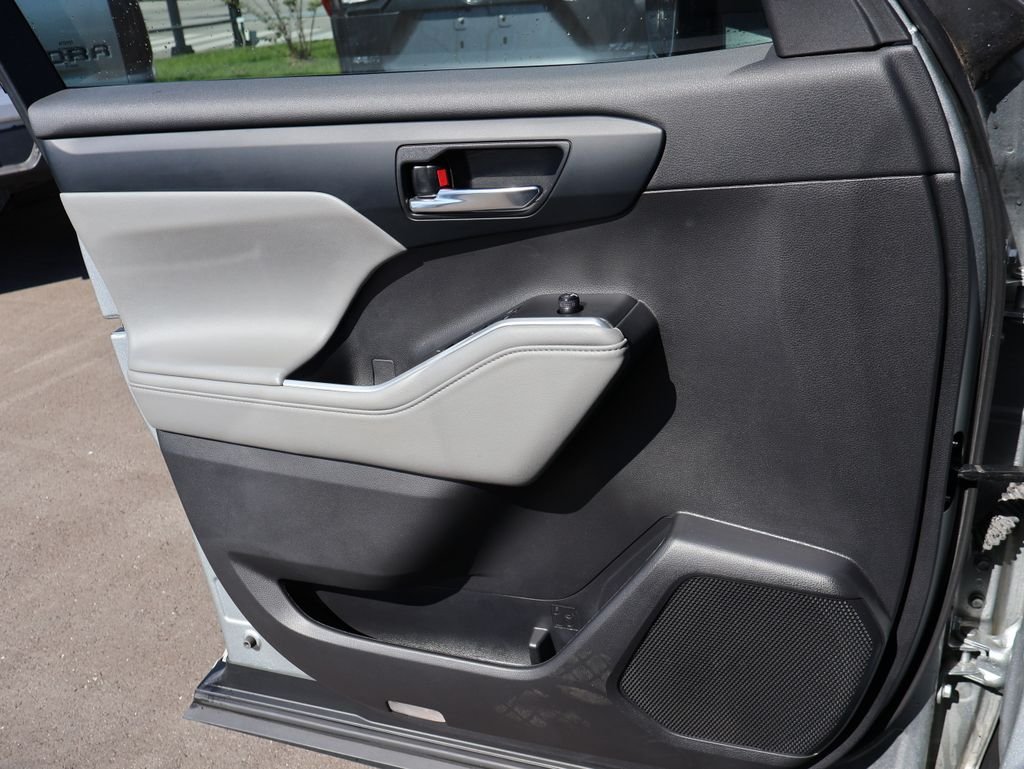 Used 2022 Silver Toyota XLE image 31